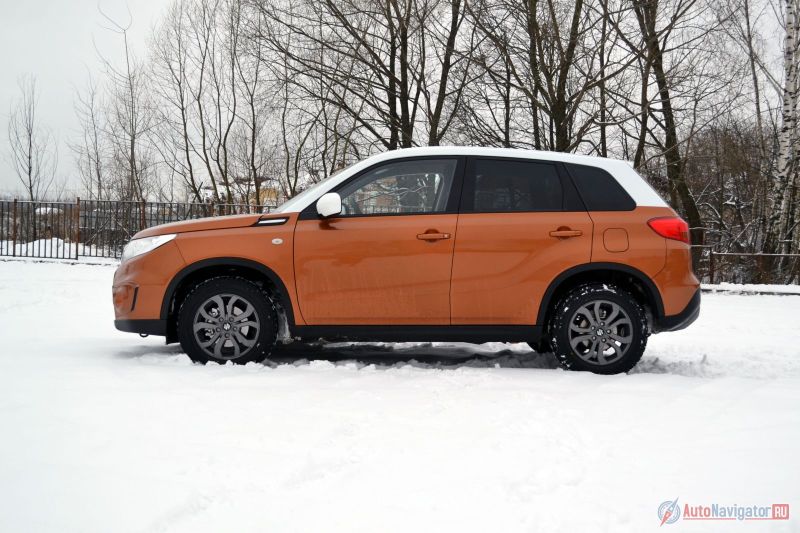 Несмотря на то, что Vitara на 12,5 см короче SX4 (база меньше на 10 см), смотрится она кроссовернее.