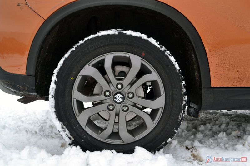 На этой машине стоят колеса 216/60 R16, но можно поставить и на дюйм больше. Есть подозрение, что будь шины тоньше, комфорта бы поубавилось