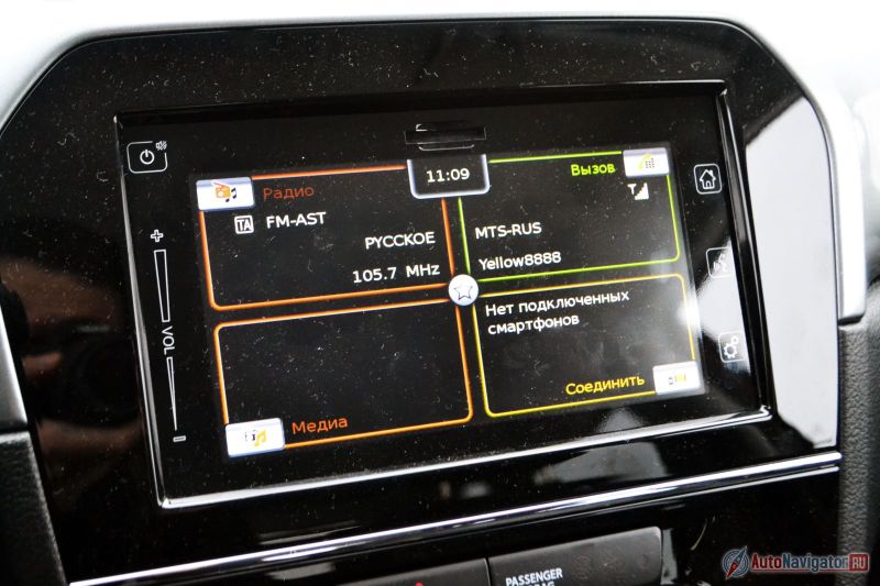 Все клавиши сенсорные: даже кнопка Power и регулировка громкости, но пользоваться ими на удивление удобно. Никаких заеданий, подвисаний и пауз нет. Навигация появляется только в топовой комплектации, но гораздо важнее лично для меня возможность полностью синхронизировать смартфон с машиной (а не только по bleutooth музыку передавать и разговаривать). Правда, в России пока эта функция почему-то недоступна