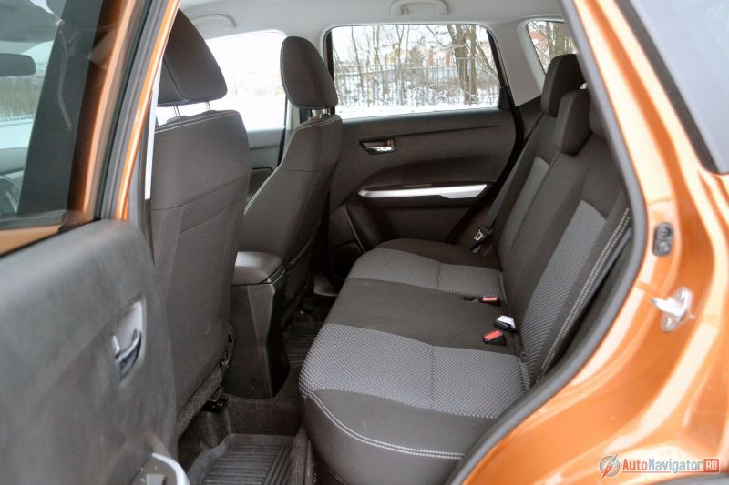 Сзади никаких удобств: отделка дверей из жесткого бесформенного пластика, дефлекторов, подстаканников, подлокотника нет, карман есть только в спинке переднего пассажира. Места, кстати, довольно мало, но ожидать от маленькой машины, что его будет много, было бы глупо