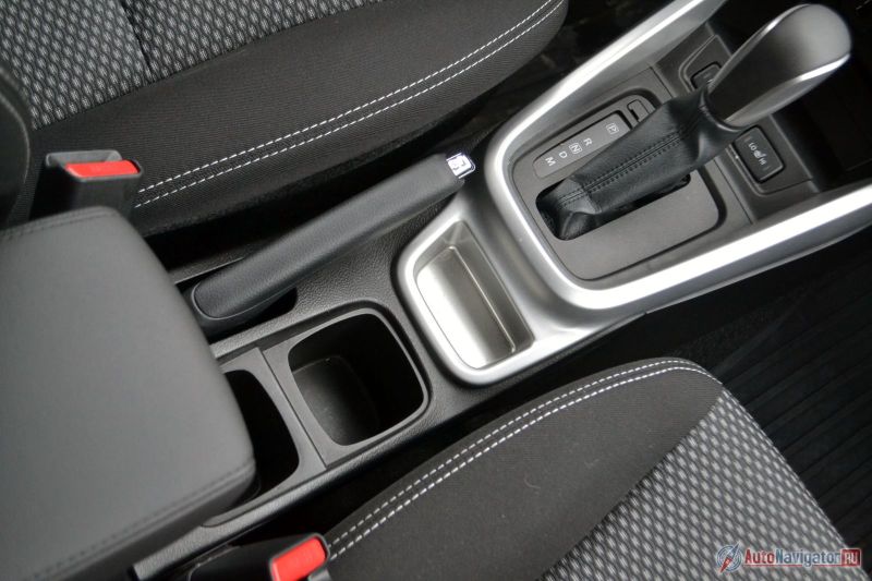 В коробке есть ручной режим с подрулевыми лепестками, но нет спортивного автоматического. «Автомат» современный – 6-ступенчатый и работает плавно, без рывков. Для пробок самое то