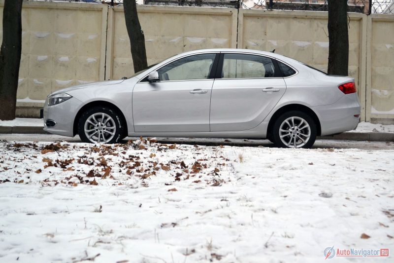 Автомобиль больше практически всех своих конкурентов. В длину 4708 мм. Если кому-то проще воспринимать информацию аналогиями, то H530 по размерам почти такой же, как Peugeot 408
