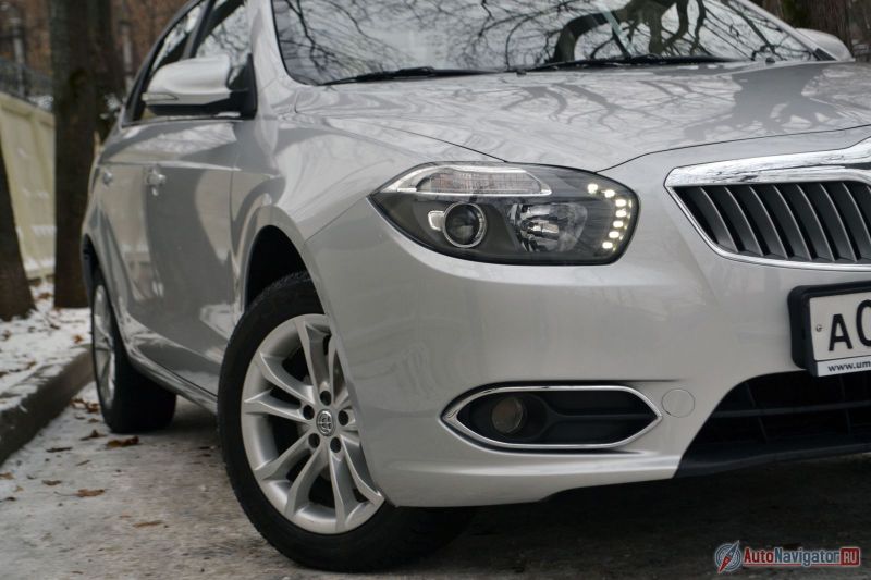 Форма ходовых огней необычна – похожую закорючку сейчас использует Nissan. Остальной свет, впрочем, весьма обычный