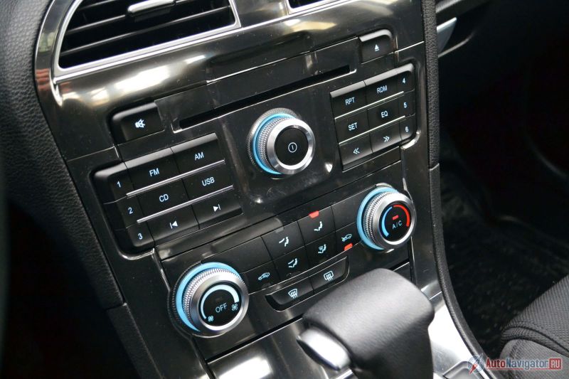 В салоне первым делом в глаза бросается блестящая центральная консоль «под титан». Как минимум, оригинально. Клавиши удобно скомпонованы, пользоваться ими удобно