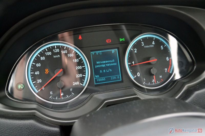 Один из немногих китайских автомобилей, у которых есть система стабилизации. Бортовой компьютер неполноценный: он делится информацией о запасе хода и мгновенном расходе топлива, но ничего не говорит о среднем расходе