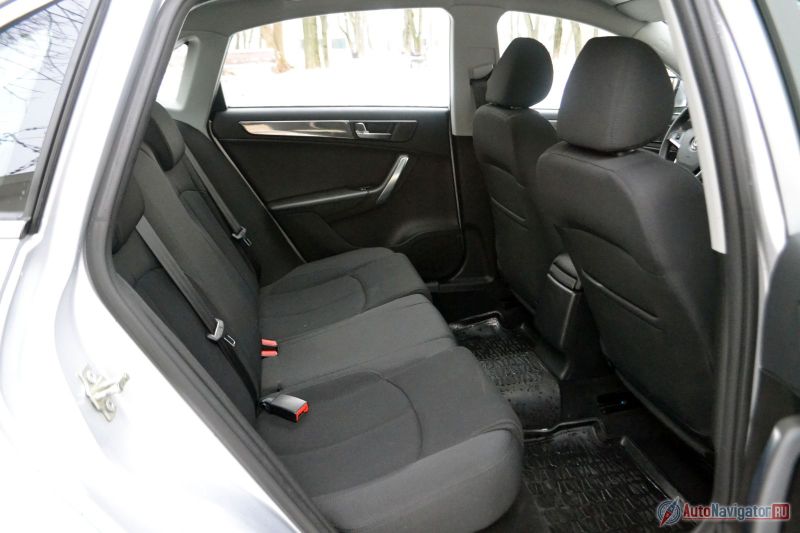 Сзади полным-полно места. Сиденья не такие удобные, как спереди, и никаких удобств вроде подлокотника, подстаканников и дефлекторов у задних пассажиров нет