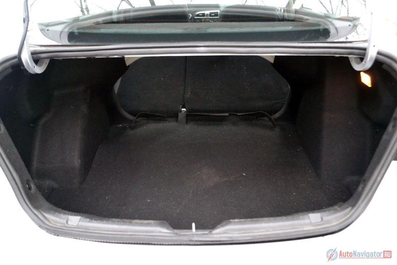 Багажник большой – 520 литров, но пользоваться им не всегда удобно. Петли съедают часть места и слишком много округлостей и выпуклостей