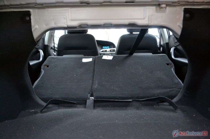 Проем между багажником и салоном непрямоугольный и малофункционален. К тому же плоский пол не получается: есть наклон и ступенька