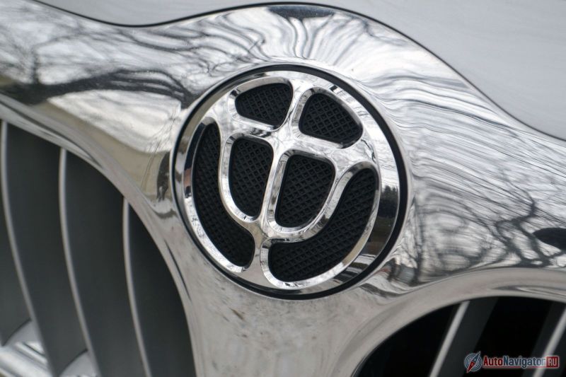 Само название Brilliance переводится как «бриллиант», а логотип образован комбинацией двух древних китайских иероглифов, обозначающих слово Zhonghua — «Китай», «китайский»