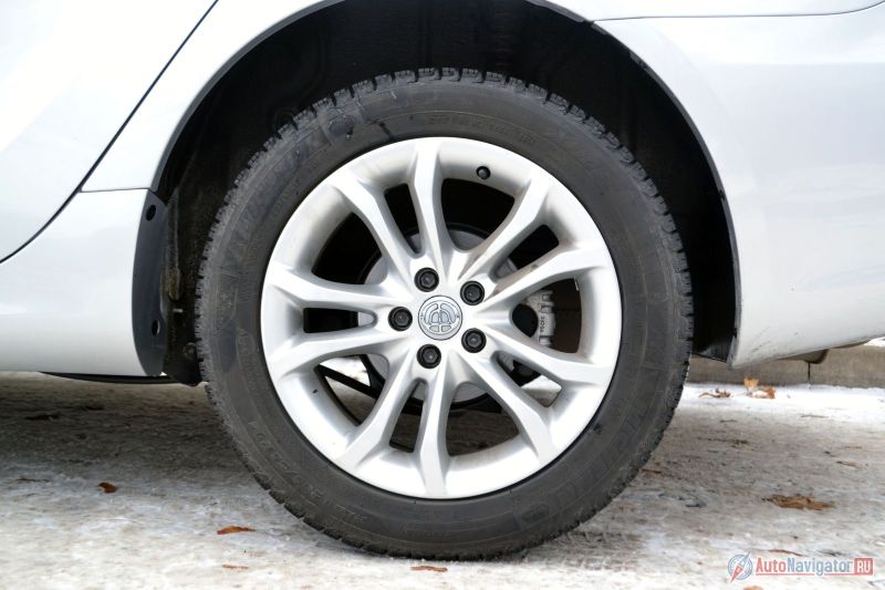 Резина стандартного размера 205/55 R16 – не низкопрофильная, но и не особенно толстая. Как раз для российских направлений