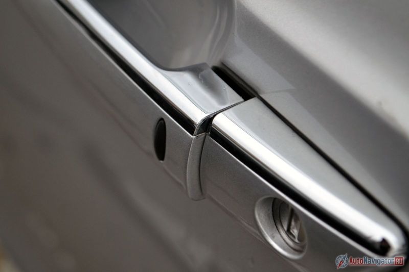 Ручка водительской двери никогда не возвращалась назад полностью. Все время приходилось ее подталкивать рукой. Зато, H530 предлагает бесключевой доступ в салон и запуск двигателя с кнопки