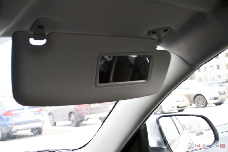 Зеркальце есть только в солнечном козырьке пассажира. И подсветки в нем нет