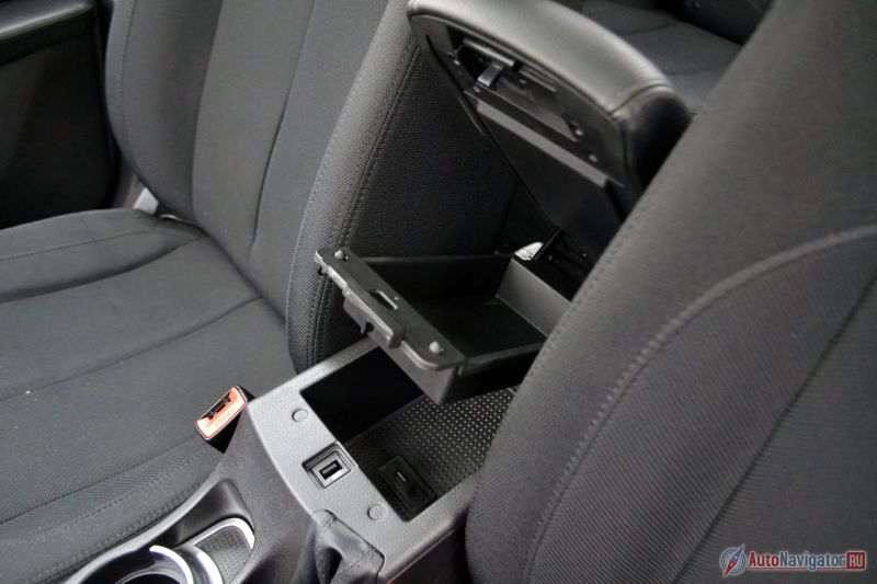 Подлокотник двухъярусный. В нижнем (глубоком) отделении находится USB-разъем и AUX