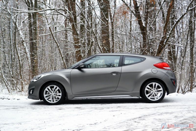 А со стороны водителя – это трехдверный горячий хэтчбек. Кстати говоря, на фото стоят стандартные 17-дюймовые колеса от нетурбированной версии. Для Turbo по идее положены колеса чуть шире и на дюйм больше