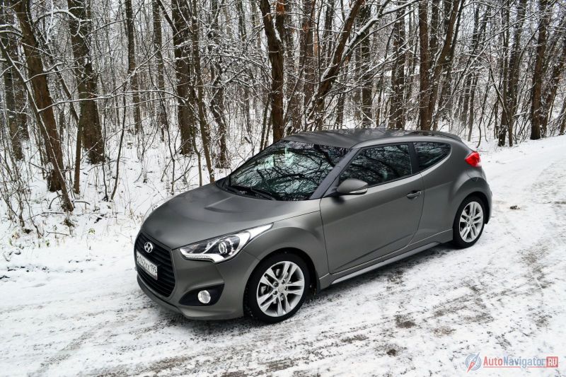 Пока никакой горячий хэтчбек рядом не припаркуется, Veloster выглядит классно. И эта матовая окраска – отлично! Но стоит только ему появиться рядом с конкурентами, как его внешность перестает казаться чем-то уж очень особенным