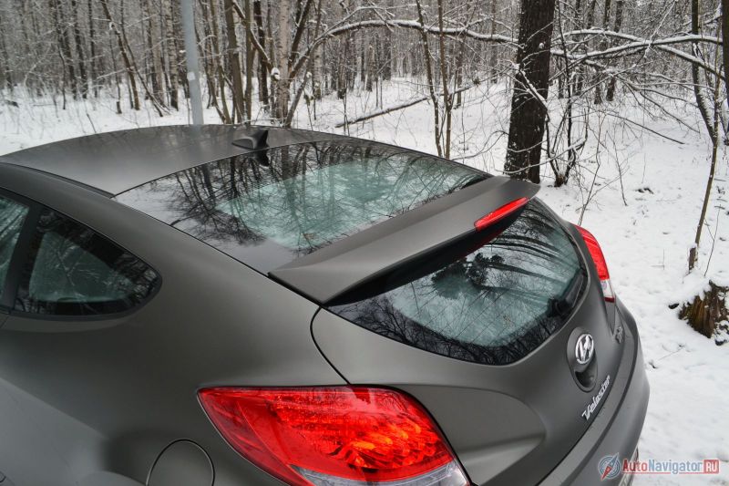 Все заднее стекло – это багажная дверь. Из-за низкорасположенного спойлера в салонное зеркало заднего вида почти ничего не видно