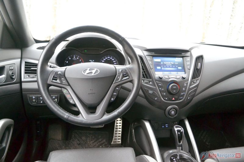 В салоне все по-корейски. Ничего особенного. Все пластиково и пластмассово, без акцентов. И в районе бардачка у меня то и дело что-то гремело