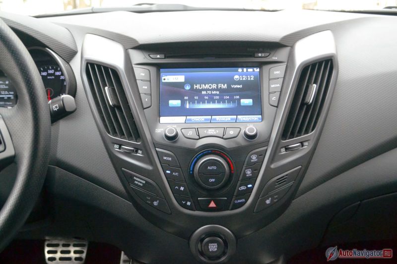 Климат-контроль однозонный, цветной экран по центру оказывается на деле всего лишь проигрывателем музыки. Навигации нет, интернета нет, фильмы смотреть нельзя – хорошо, что Bluetooth есть