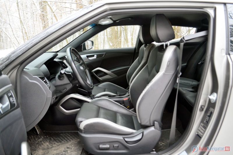 Спортивные сиденья полагаются только турбо-версии. Они весьма удобны. Продольная регулировка и поясничный валик электрические, а спинка регулируется механическим способом. Это одновременно и плюс минус. Плюс в том, что спинку можно быстро откинуть и пролезть назад. Минус – в исходное положение спинка не возвращается, приходится настраивать каждый раз заново