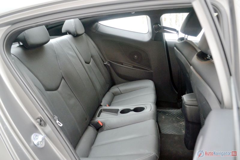 Сзади достаточно места для ног, но мало для головы. Нормально там будет либо миниатюрным девушкам, либо детям. А теперь подумайте, как вы будете сажать ребенка в детское кресло за водителем: либо лезть через весь салон, либо корячиться, откидывая переднее сиденье. И то, и другое жутко неудобно