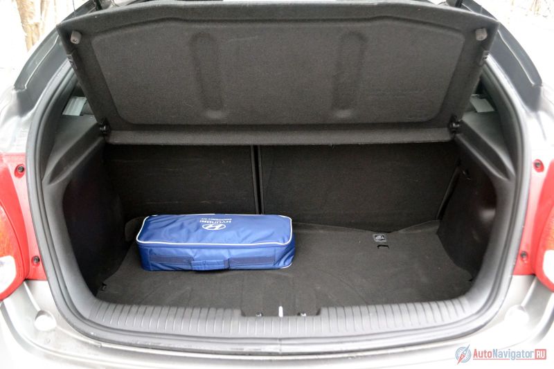 Багажник небольшой – 320 литров, а порог очень высокий. Под полом есть докатка