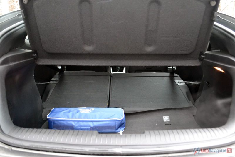 Сиденья складываются, но лючка для длинномеров нет, что в принципе не критично для такого рода машины