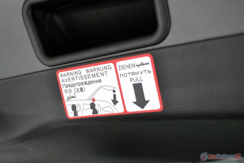 Так как крыша сзади очень низкая, багажную дверь пришлось продлевать аж до середины задних сидений, так что, захлопывая багажник, нужно быть очень аккуратным, чтобы не ударить им по голове задних пассажиров