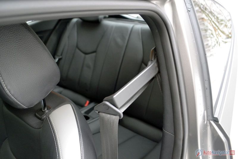 Держатель для ремня – штука очень полезная в машинах с длинной передней дверью. Во многих купе приходится тянуться за ремнем к средней стойке, что крайне неудобно