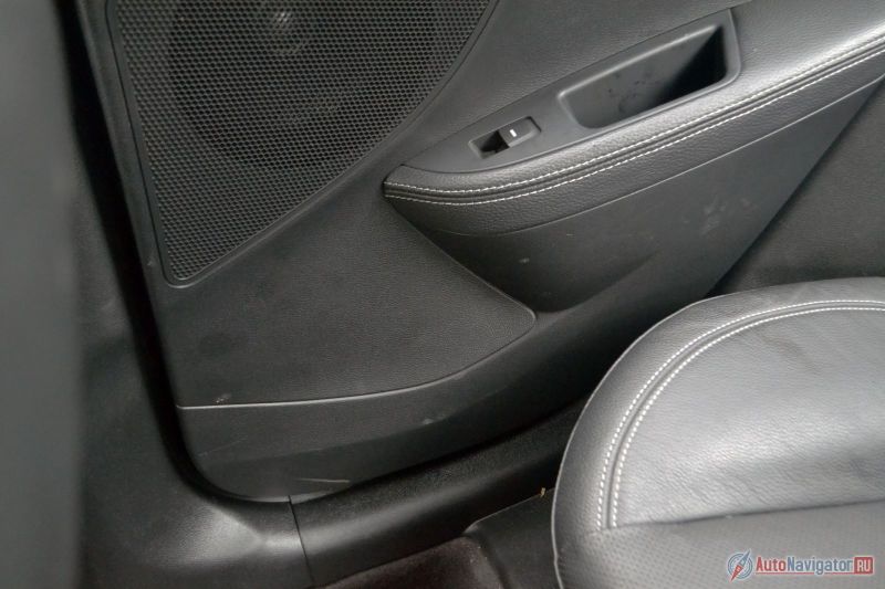 В задних дверях карманов нет. Благо есть сеточка в спинке переднего сиденья, и два подстаканника по центру дивана