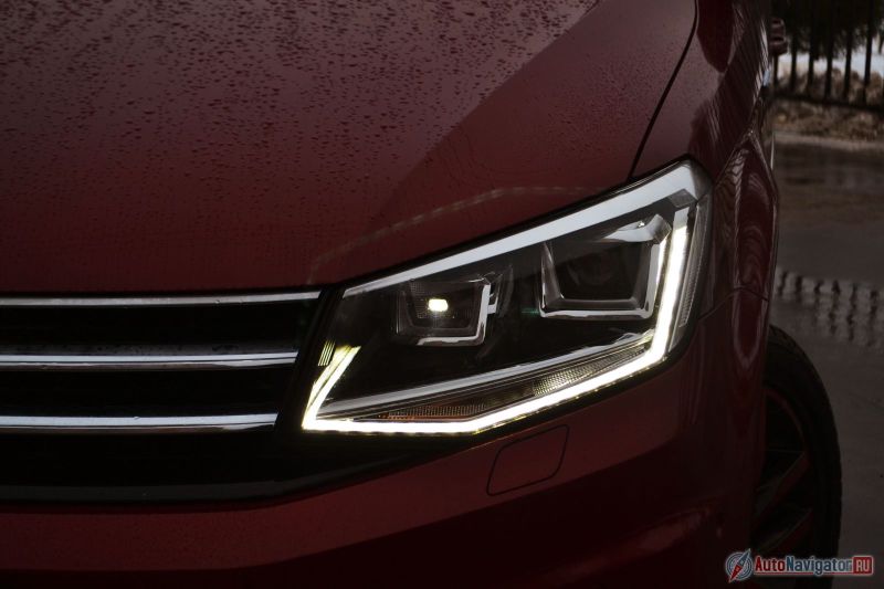 Би-ксеноновые фары со светодиодными ресничками и затемненные задние фонари – это опция за 61 300 рублей