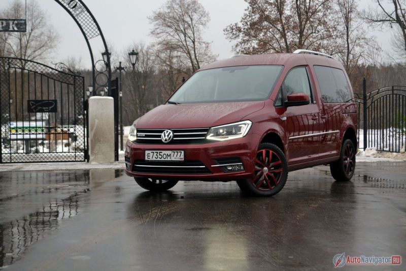 Caddy Generation Four на фото – это самый яркий из всех Caddy. Яркий в прямом смысле слова. Тут эксклюзивный красный цвет, шильдики, хром и легкосплавные 17-дюймовый колесные диски в цвет кузова