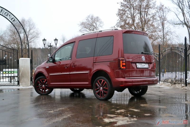 Диаметр разворота – 11,1 метр. У длиннобазной модификации – 12,2 метра. Угол въезда/съезда у полноприводной версии равен 14,7/23,2 градуса, угол рампы – 14,8 градуса