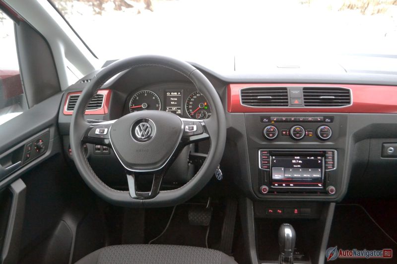В салоне это классический легковой Volkswagen. Разве что пластиковые декоративные накладки в цвет кузова разбавляют серость. Но это прерогатива версии Generation Four. Все в машине на своем месте. К эргономике, как всегда, не придраться