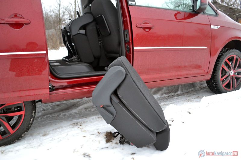 Сиденья можно запросто вынуть и оставить в гараже, если, например, нужно перевести диван, шкаф или какие-нибудь стройматериалы. Процедура не сложна, но сами сиденья тяжелые