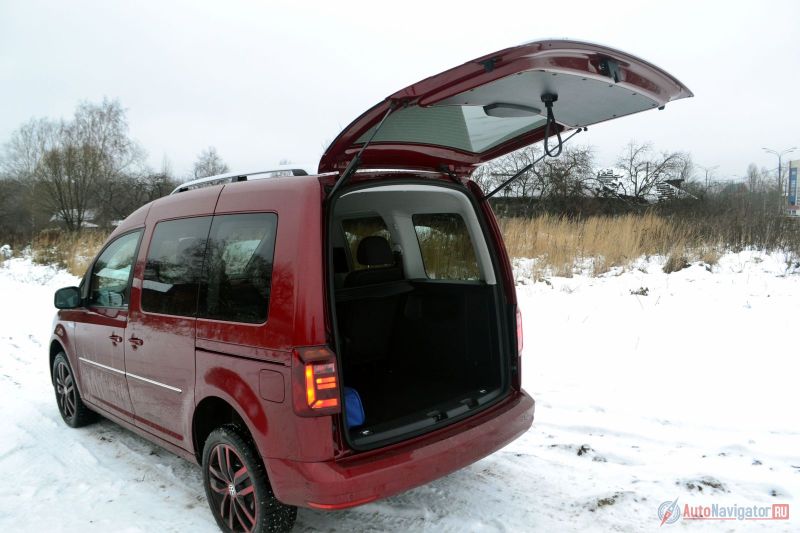 Задняя дверь очень большая, так что при парковке надо оставлять запас пространства, чтобы можно было открыть багажник