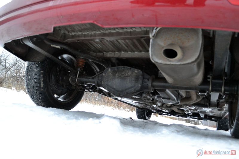 Под задним бампером нет ни запаски, ни даже докатки. Только маленькая коробочка с ремкомплектом в салоне. А если посмотреть еще раз под днище, то можно увидеть неразрезной мост и рессоры. Да-да, однолистовые рессоры