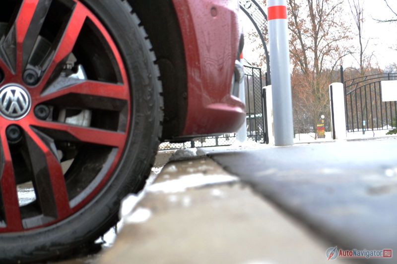 Дорожный просвет под картером у полноприводной модификации – 15 см. Бампер бордюров не боится