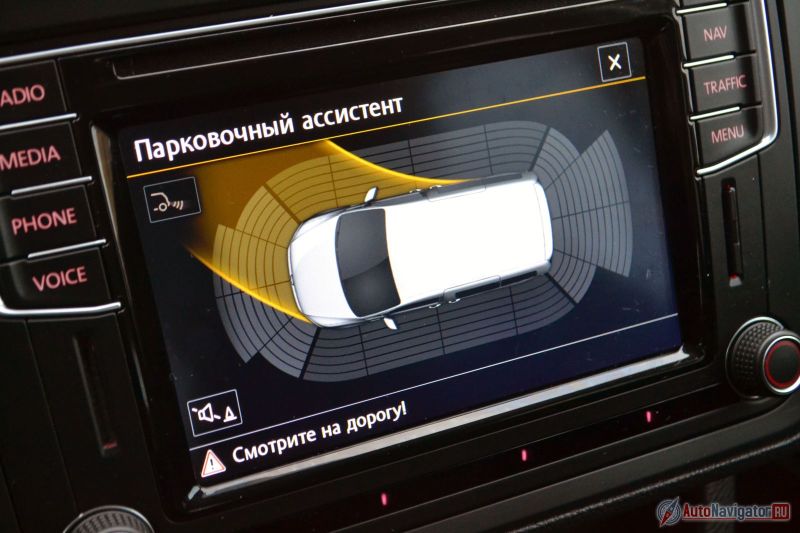Очень удобный парктроник: на экране отображается не только расстояние до препятствия, но и траектория движения автомобиля. Дополнительно можно заказать камеру заднего вида и автоматический парковщик