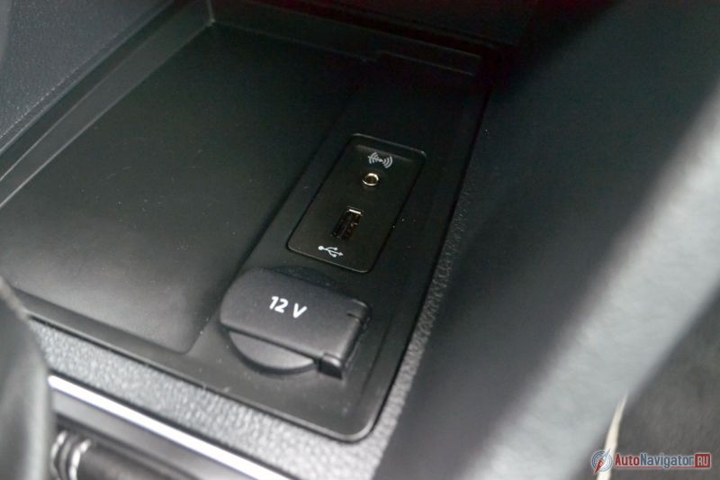 Рядом с USB-портом, AUX и розеткой есть выемка. По размерам как раз для iPhone 6. Так что практически любой смартфон сюда идеально ляжет и не будет ездить туда-сюда в поворотах