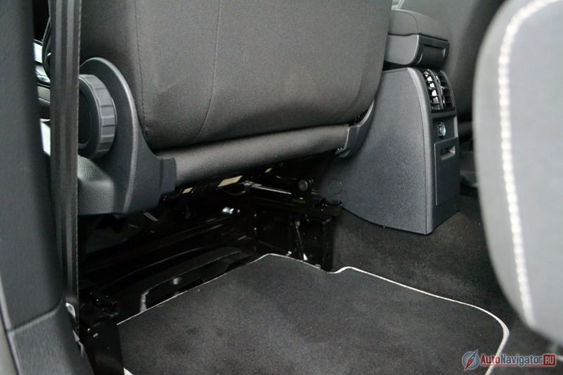 Под передними креслами столько места, что ноги под них можно засунуть даже будучи в сапогах на платформе