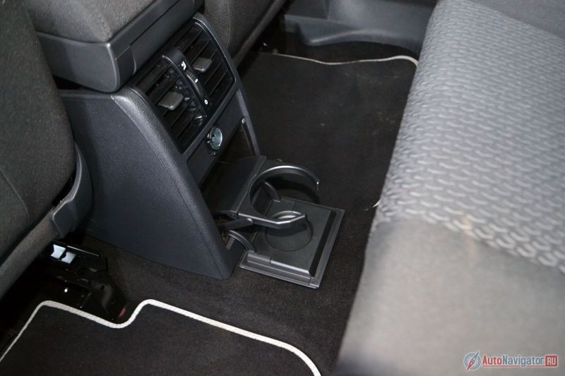 Подстаканник один на двоих. Есть индивидуальные дефлекторы. В спинках передних сидений есть откидные пластиковые столики