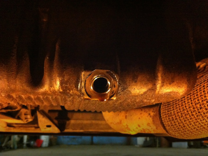 Перетягивание маслосливной пробки чревато выходом ввертыша из поддона двигателя при следующем сливе жидкости. Вернуть его обратно самостоятельно маловероятно