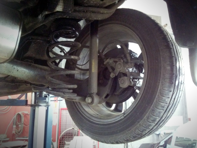 Для исключения шумов при езде задним ходом тормоза нуждаются в доработке. Здесь уже установлен демпфер на суппорт