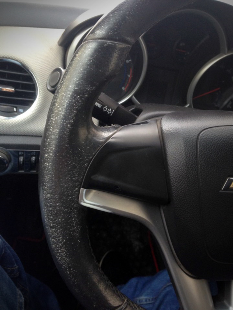 Облезший руль. Такую картину можно наблюдать через несколько месяцев после покупки нового автомобиля