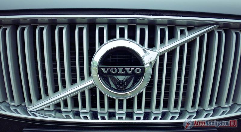 Новая фирменная эмблема Volvo дебютировала именно на кроссовере XC90. Крупный шильд, в который встроена широкоугольная камера - это римский символ бога Марса. До недавних пор значок Volvo был немного другим - небольшим и с яркой синей надписью Volvo