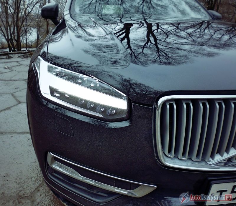 Головная светотехника XC90, уже ставшая легендарной и носящая название «Молот Тора», оснащена активными светодиодными блоками. Она очень красива и эффективна!