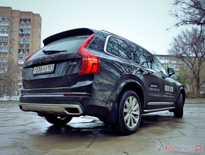 Сзади новый XC90 сильно похож своего предшественника. Преемственность поколений на лицо!