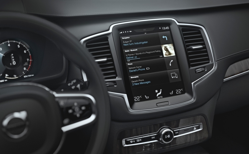 На большой дисплей выводится вся необходимая информация, а благодаря интуитивно понятной программной оболочке «подружиться» с «цифровым мозгом» можно очень быстро