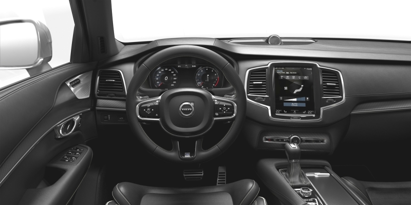 Передняя панель XC90 - новое видения шведов процесса общения человека с автомобилем. Кнопок почти нет, все управление возложено на 9-дюймовый сенсорный экран и интерфейс Sensus. К слову, управлять экраном можно даже в перчатках!