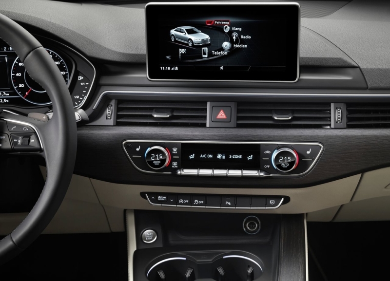 Переднюю панель венчает крупный статичный дисплей с диагональю 8.3 дюйма